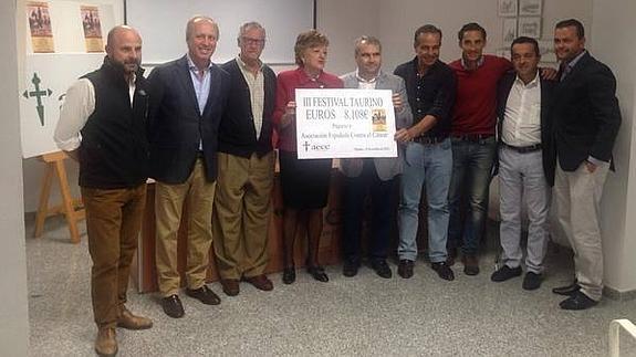 Organizadores y directivos de la Asocación Española de Lucha Contra el Cáncer posan junto al alcalde de Badajoz con el importe de la recaudación 