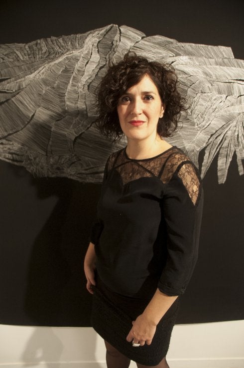 Ruth Morán posa junto a una de sus obras en el MEIAC. :: pakopí