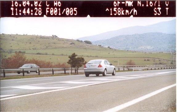 Un turismo captado a 158 km/h que con el margen de error se quedaría en 150 km/h. :: HOY