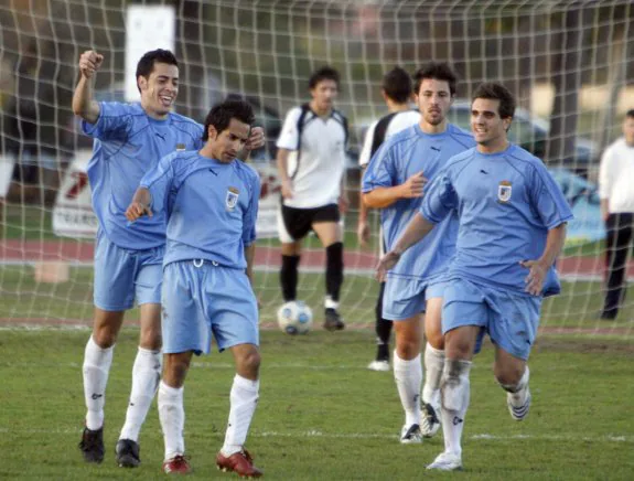 Celebración de un gol de Toni en un antiguo duelo entre CD Badajoz y UD Badajoz. :: hoy