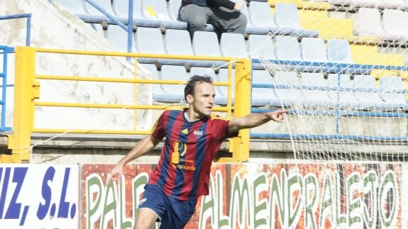 Sabino celebra uno de los dos goles al Valdivia ayer en el Francisco de la Hera. :: extremadura ud