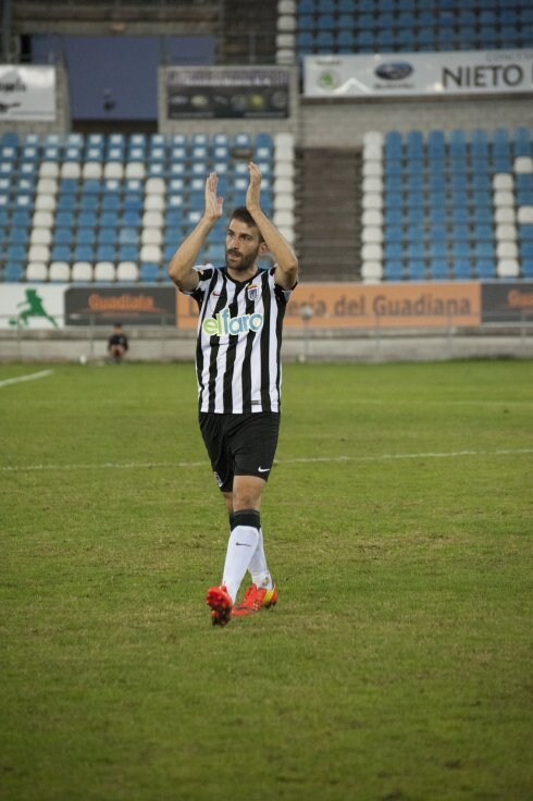 Emilio Tienza agradece el apoyo de la afición ante el Santa Amalia. 