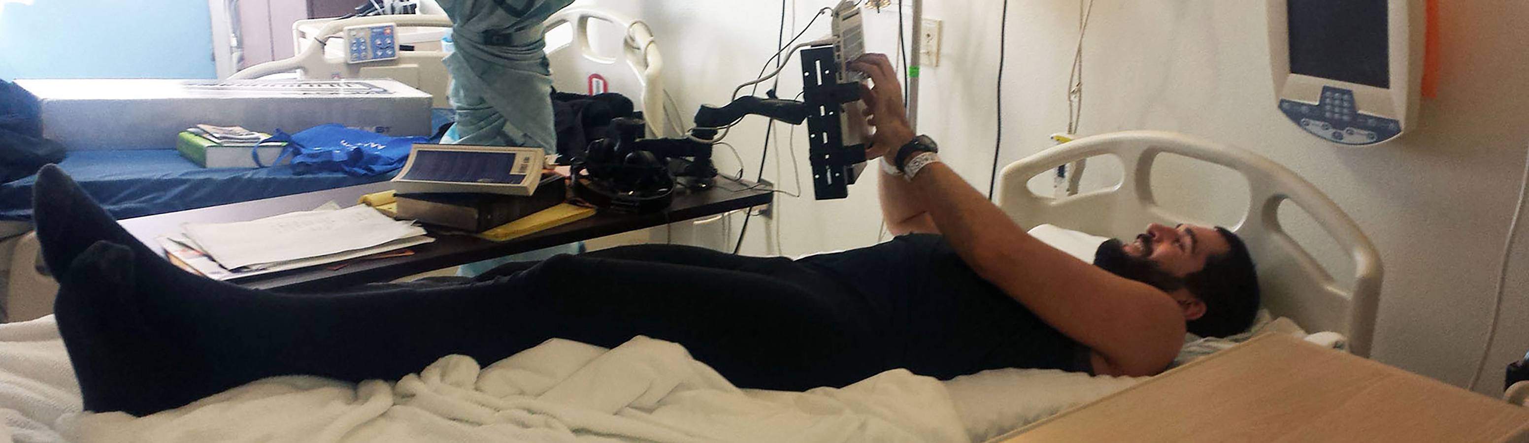 Iwanicki, escribiendo  en su ordenador.  :: andrew iwanicki