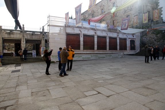 Imagen actual de la plaza de San Jorge con la tienda y las obras de la cafetería a punto de finalizar. :: armand méndez