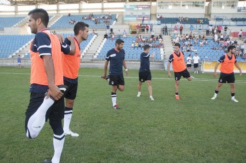 Rodolfo y Chamorro calientan antes del partido ante la UPP. :: pakopí