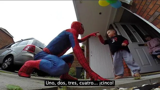 Se convierte en Spiderman para hacer feliz a su hijo