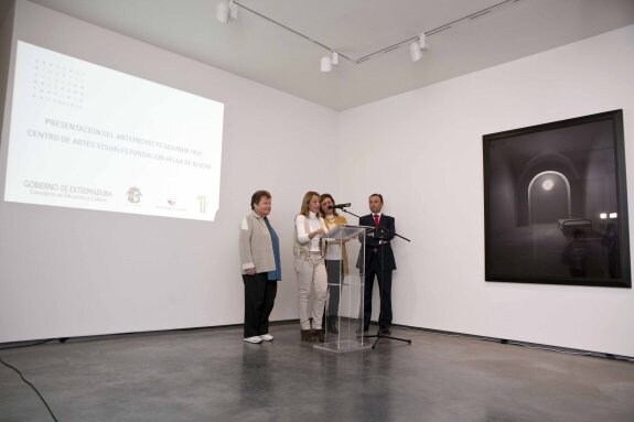 Helga de Alvear, Nevado, Nogales y León, ayer durante la presentación del proyecto de ampliación del Centro de Artes Visuales. :: jorge rey
