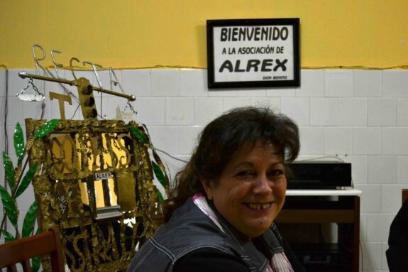 Chelo Flores, miembro de Alrex, en la sede de la calle Madre Teresa Jornet . :: A.C.