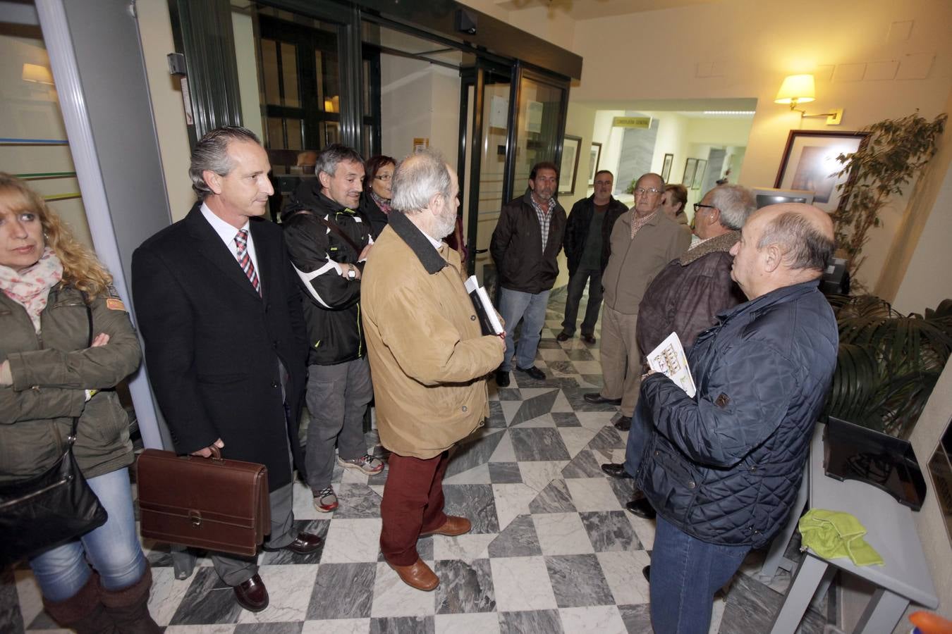 Vecinos del poblado antes de entrar a la reunión del martes con el Ayuntamiento y la Junta. :: L.C.