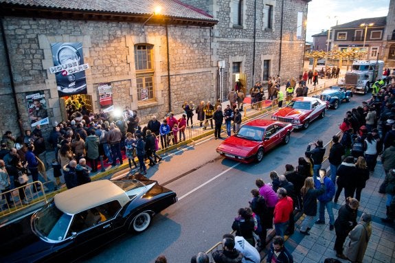 Imagen del pueblo, con los vehículos que salen en el programa. A la derecha, José Vicente, madrileño afincado en Quintanar. :: discovery