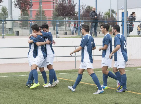 Los chavales del Deportivo Pacense celebran su gol al Sanvi. :: pakopí