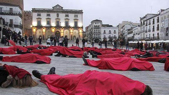 Performance llevada a cabo en la Plaza Mayor contra la violencia de género::