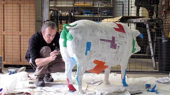 El artista Gamero Gil pintó el primer cerdo del ' Iberian Pork Parade' que anoche se presentó en la gala de Extremeños de HOY