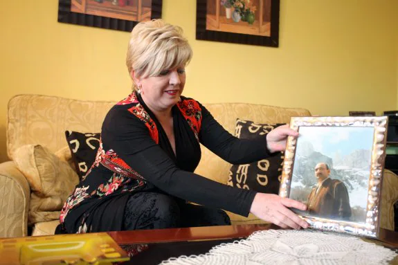 Caty Romero en el salón de su casa, muestra una fotografía de Alfonso Morcillo. :: 