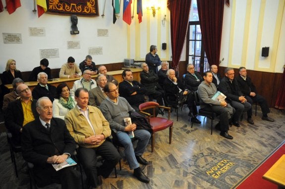 Algunos de los asistentes a la reunión que se celebró ayer. :: brígido