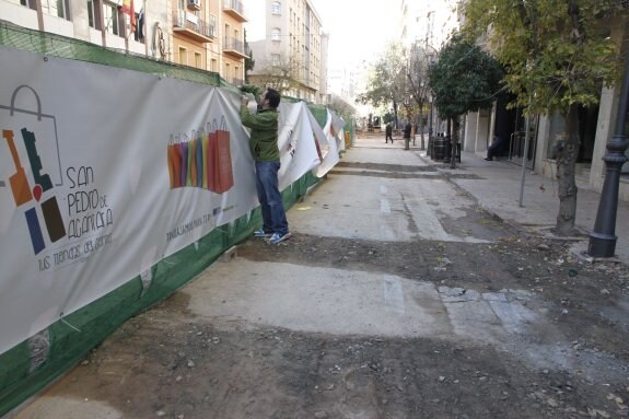 Las vallas se han desplazado hacia el centro de la calzada y se han cubierto con lonas decorativas. :: a. m.