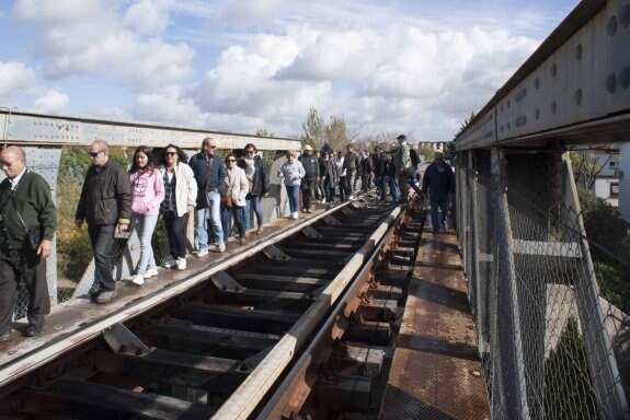 Los ciudadanos pasean, por primera vez, por encima de la vía del tren del Puente de Hierro. :: j. m. romero