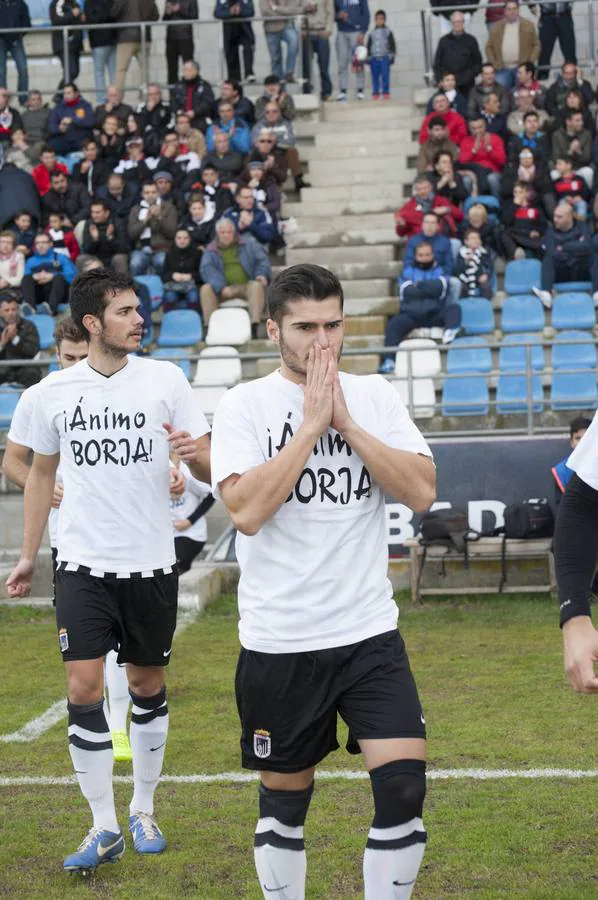 Los jugadores del Badajoz saltaron al césped con unas camisetas de ánimo a su compañero Borja Sánchez, lesionado de gravedad. En primer término, Edu Torres:: PAKOPÍ