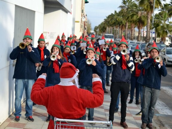 Banda de cornetas y tambores a su salida de Cáritas. :: A.C.