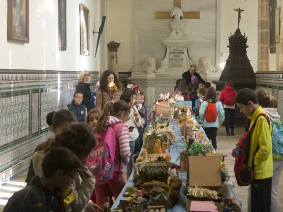 Algunos de los niños que ayer pasaron por el claustro de la catedral. :: Pakopí