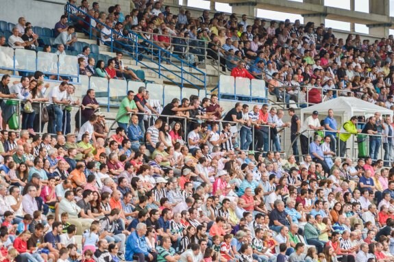 El CD Badajoz espera aumentar su masa social con la campaña de abonos para la segunda vuelta . :: j.v.a.