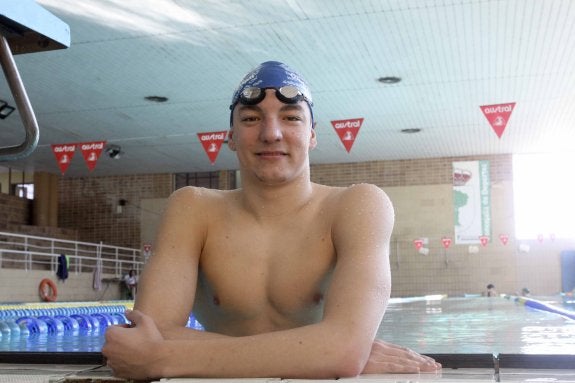 El nadador almendralejense Miguel Durán en su medio natural, la piscina. :: j. m. romero