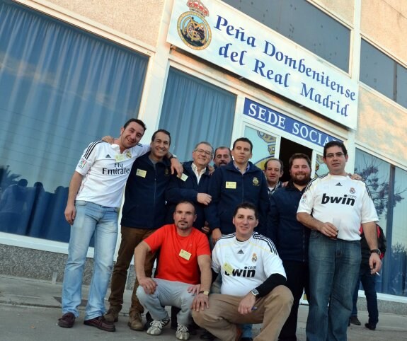 Miembros de la peña en la puerta del local recién alquilado. 