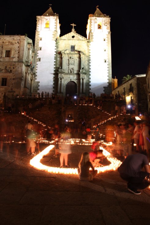 Plaza de san Jorge iluminada con velas. La factura anual supera los 22.000 euros. :: armando méndez