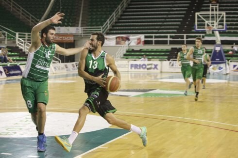 Añaterve Cruz entra a canasta ante Carreto. :: Lorenzo Cordero