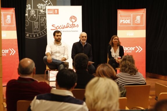 María Luz Rodríguez junto a Vicente Valle y Luis Salaya (izda) . :: a. m.