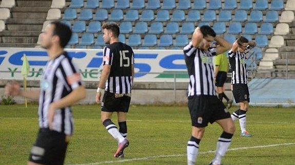 Suso, Edu Torrees y Abraham Pozo se lamentan del partido ante el Hernán Cortes::