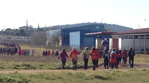 Participantes en la ruta a su paso por el ferial esta mañana, junto a la ITV. 