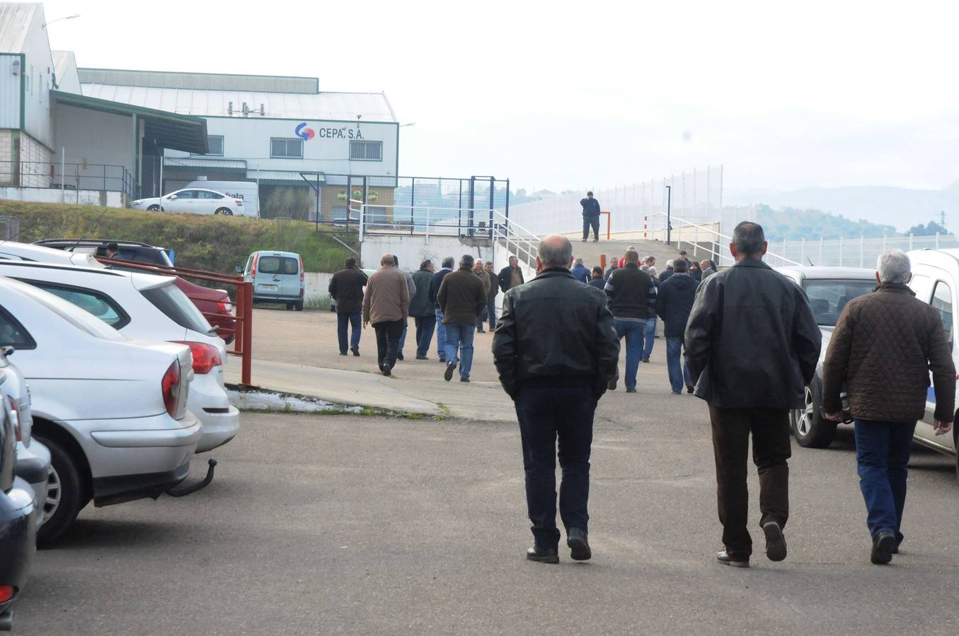 Un grupo de socios se dirige a la asamblea del día 14