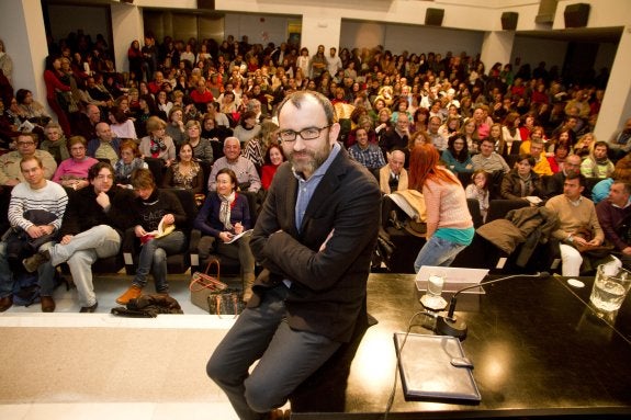 Rafael Santandreu antes de iniciar la conferencia. :: armando méndez
