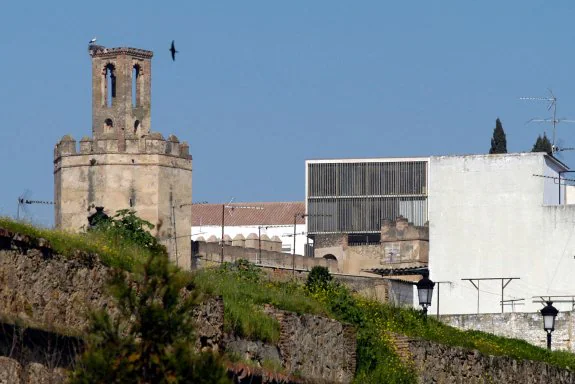 El Cubo de Biblioteconomía, junto a la torre de Espantaperros. :: hoy