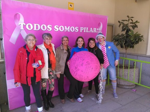 Pilar, con el globo rosa, con familiares y amigos, el domingo. :: j. m.