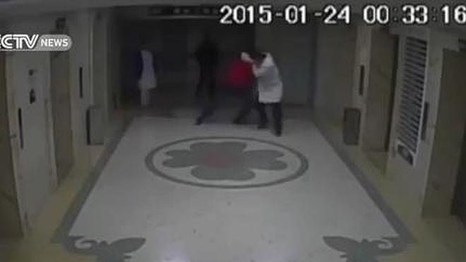 Un médico es atacado y cae por el hueco del ascensor