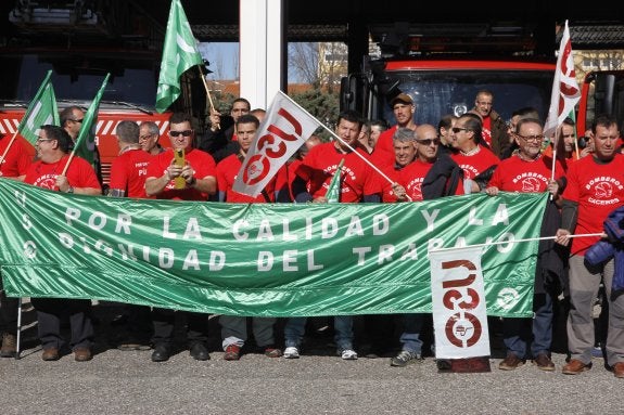 Bomberos del Sepei con camisetas reivindicativas, en el parque de Cáceres. :: armando méndez