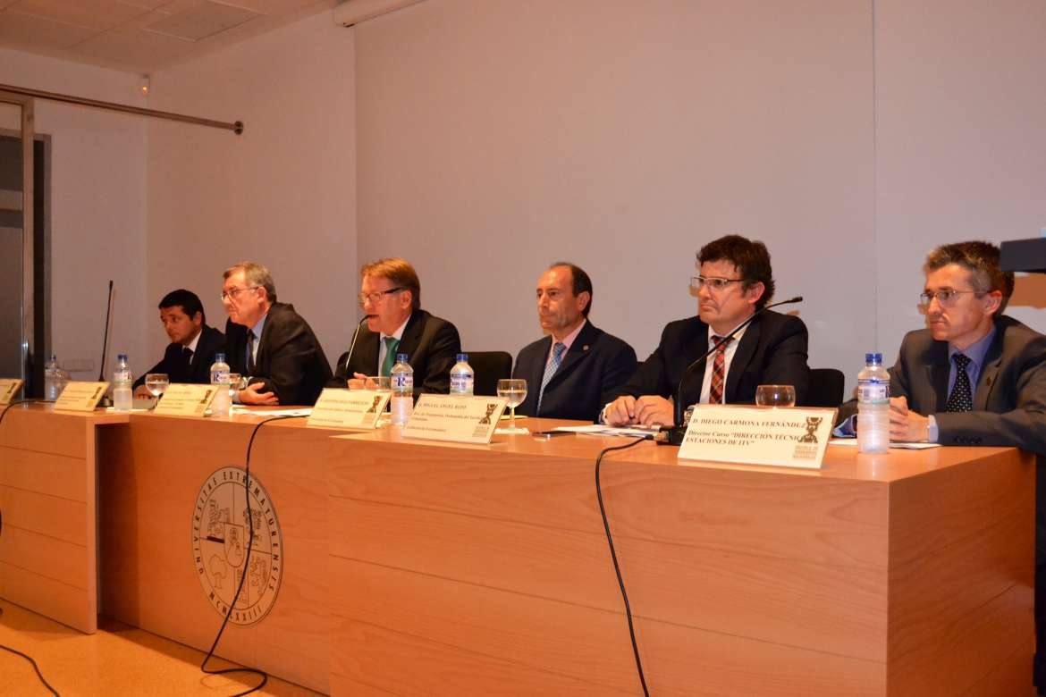 A la derecha en la foto, Diego Carmona, director de los cursos en la clausura celebrada en la UEx.