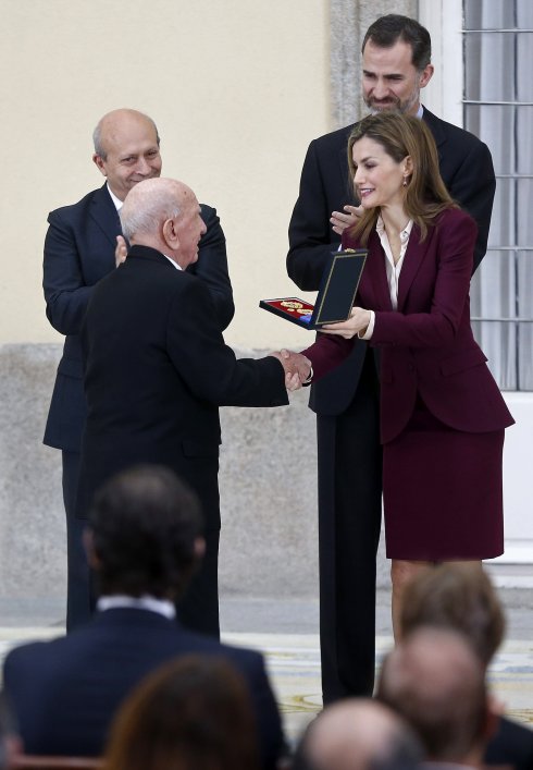 Victorino Martín recoge su galardón de manos de la reina Letizia. :: efe