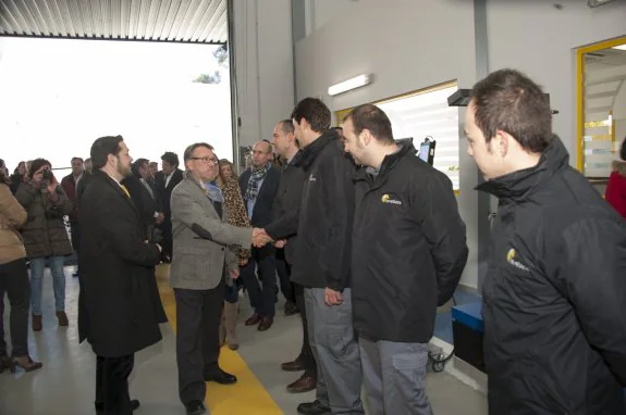 El consejero de Fomento saludando ayer a la plantilla de la ITV de Jerez de los Caballeros. :: Pakopí