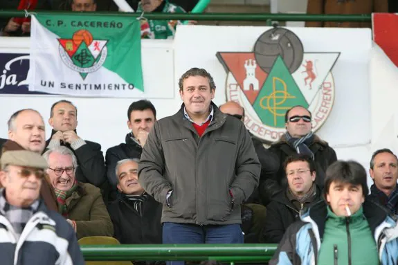 Antonio Martínez Doblas, máximo accionista del Cacereño, en el palco del estadio Príncipe Felipe. :: HOY