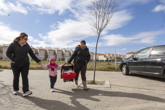 Vanesa Iglesias y Sara Sabino, vecinas de Cáceres el Viejo, con sus hijas pequeñas. :: jorge rey