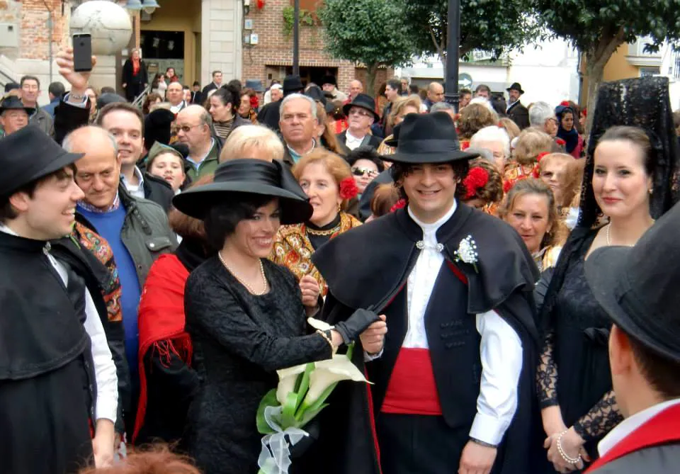 Hoy, día del traje regional y boda tradicional  con convite  de dulces