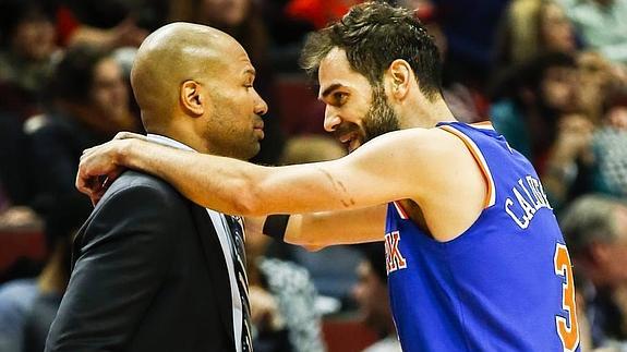 Calderón, junto a su entrenador Derek Fisher