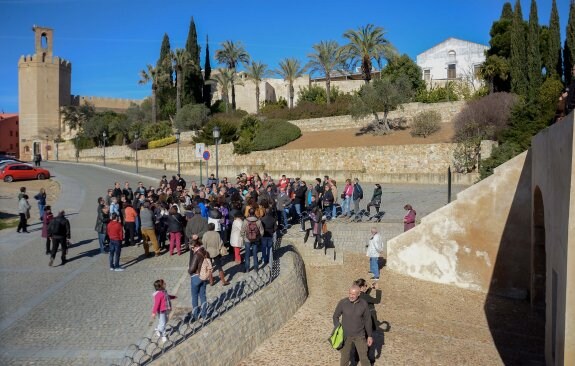 Multitud de personas se concentran frente a la Puerta de Mérida. :: casimiro moreno