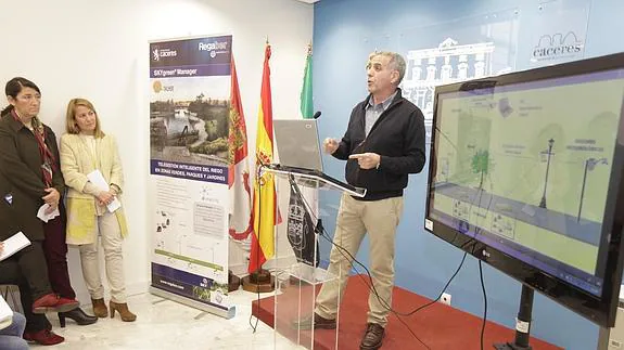 El jefe del servicio municipal de Jardines, Miguel Durán, explica el sistema, con la presencia de la alcaldesa, Elena Nevado. 