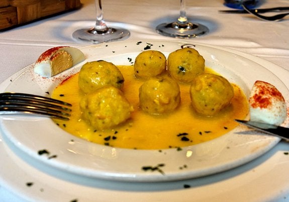 Plato de albóndigas de pescado, receta judía de Casa Luis, en Hervás. :: E.R.