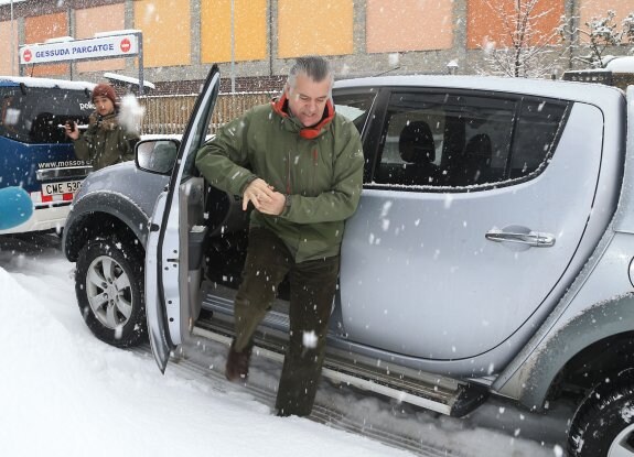 Bárcenas llega al juzgado de Vielha en un 'pick up' Mitshubishi en medio de una de las nevadas de esta semana. 