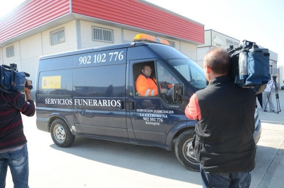 Un furgón funerario saca los cadáveres del polígono industrial de Zafra. :: hoy